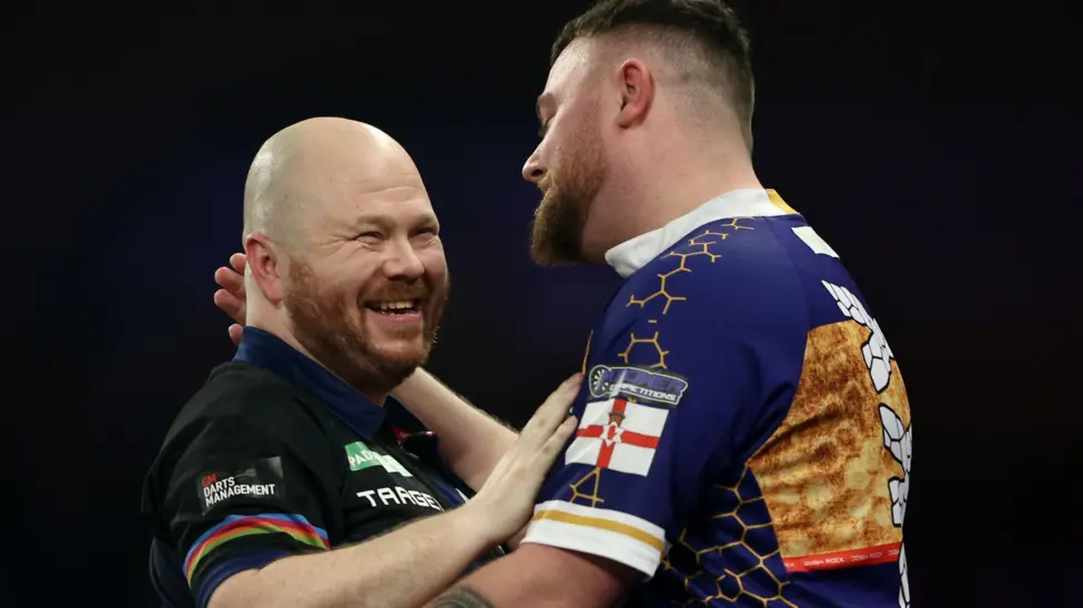 Debutant Hood extends dream World Championship run